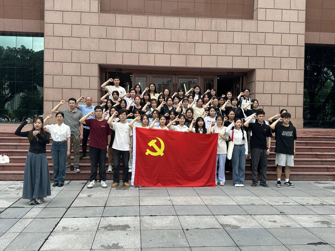 rxwc_1735883231437008462.jpg 邹洪辉带领宣誓.jpg